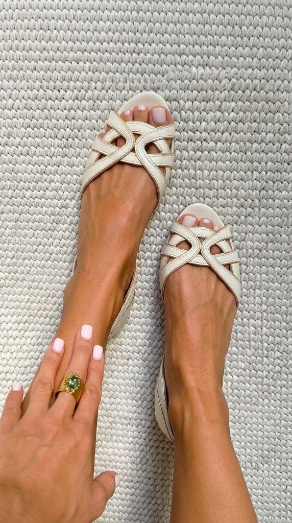 Camilla | Sandálias trançadas em creme, elegantes