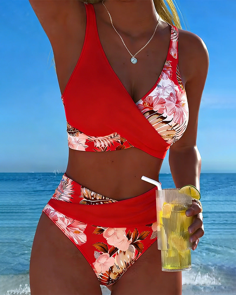 Bikini mit kontrastierendem Blumendruck und Schlitz