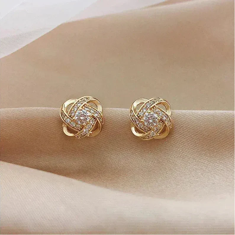 Brincos dourados em espiral floral com cristais