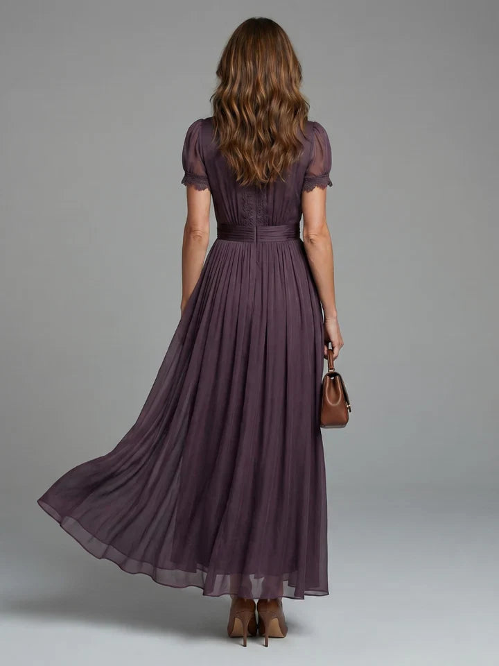 FLAVIA™ | Vestido comprido roxo com decote em forma de fechadura, em chiffon com detalhes em renda