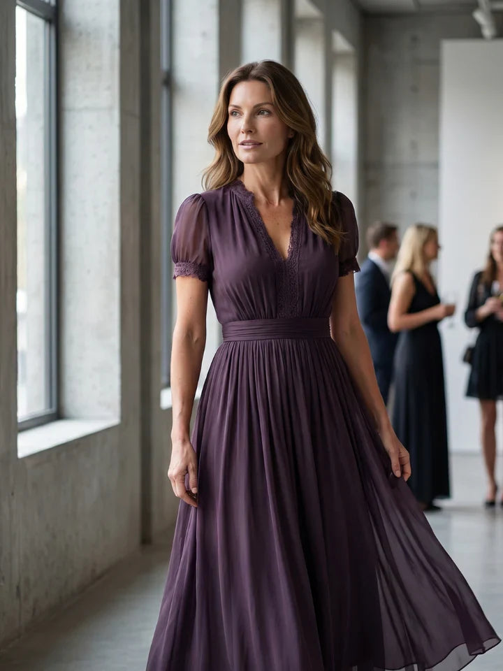 FLAVIA™ | Vestido comprido roxo com decote em forma de fechadura, em chiffon com detalhes em renda