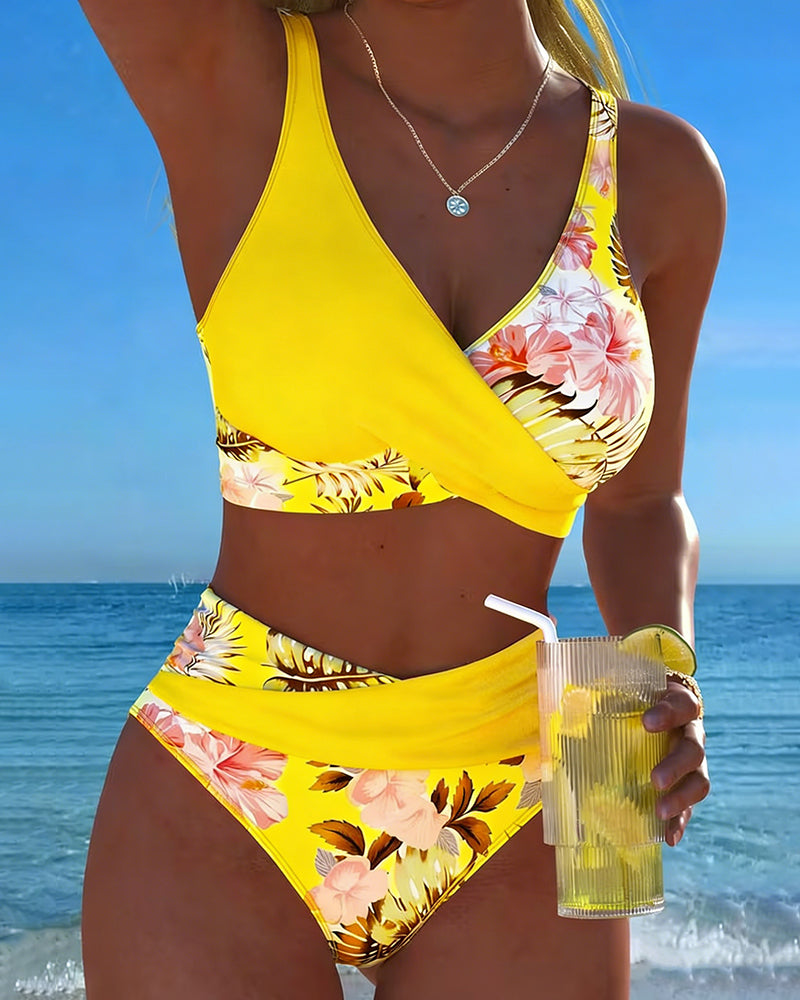 Bikini mit kontrastierendem Blumendruck und Schlitz
