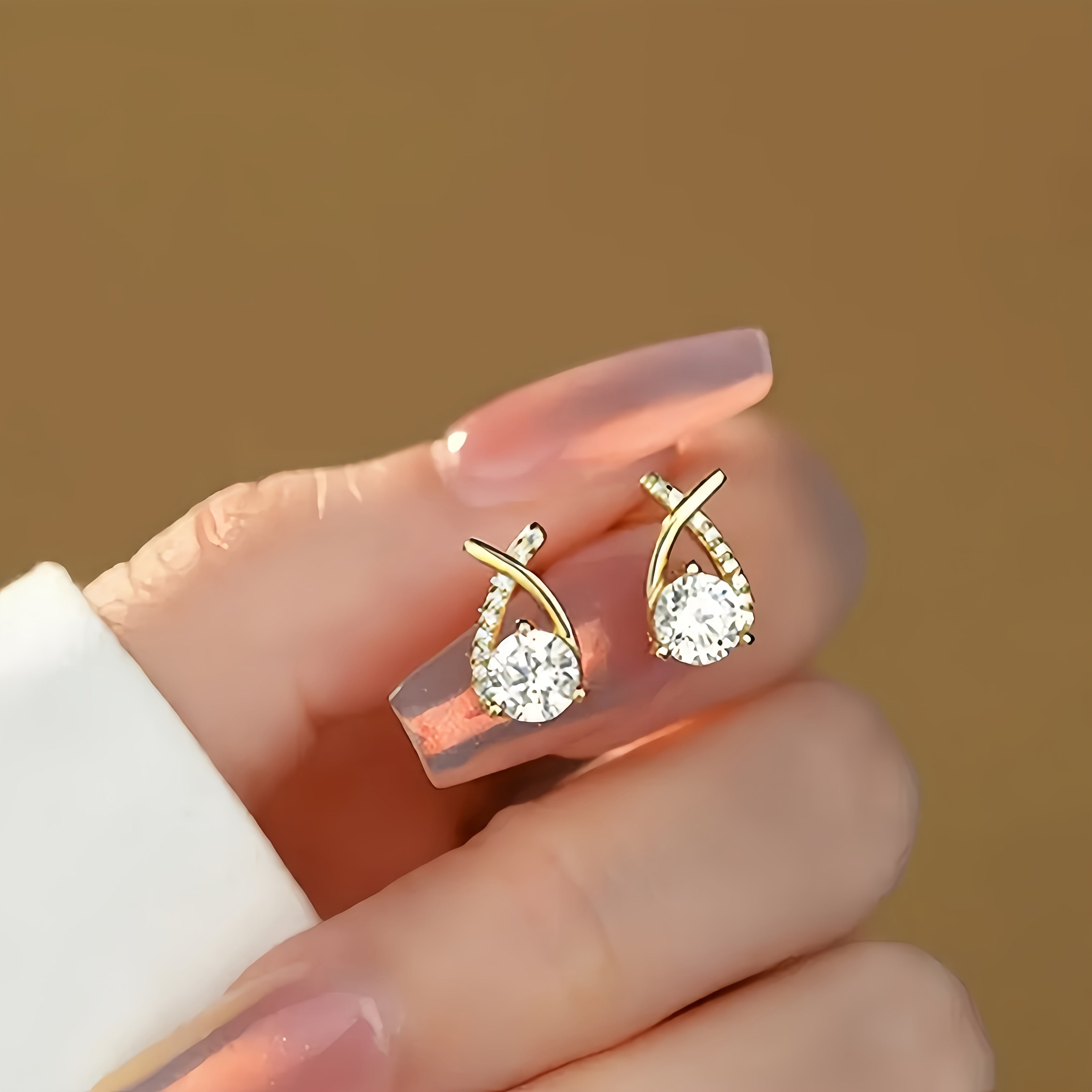 Brincos de pino com cruz dourada e zircónias