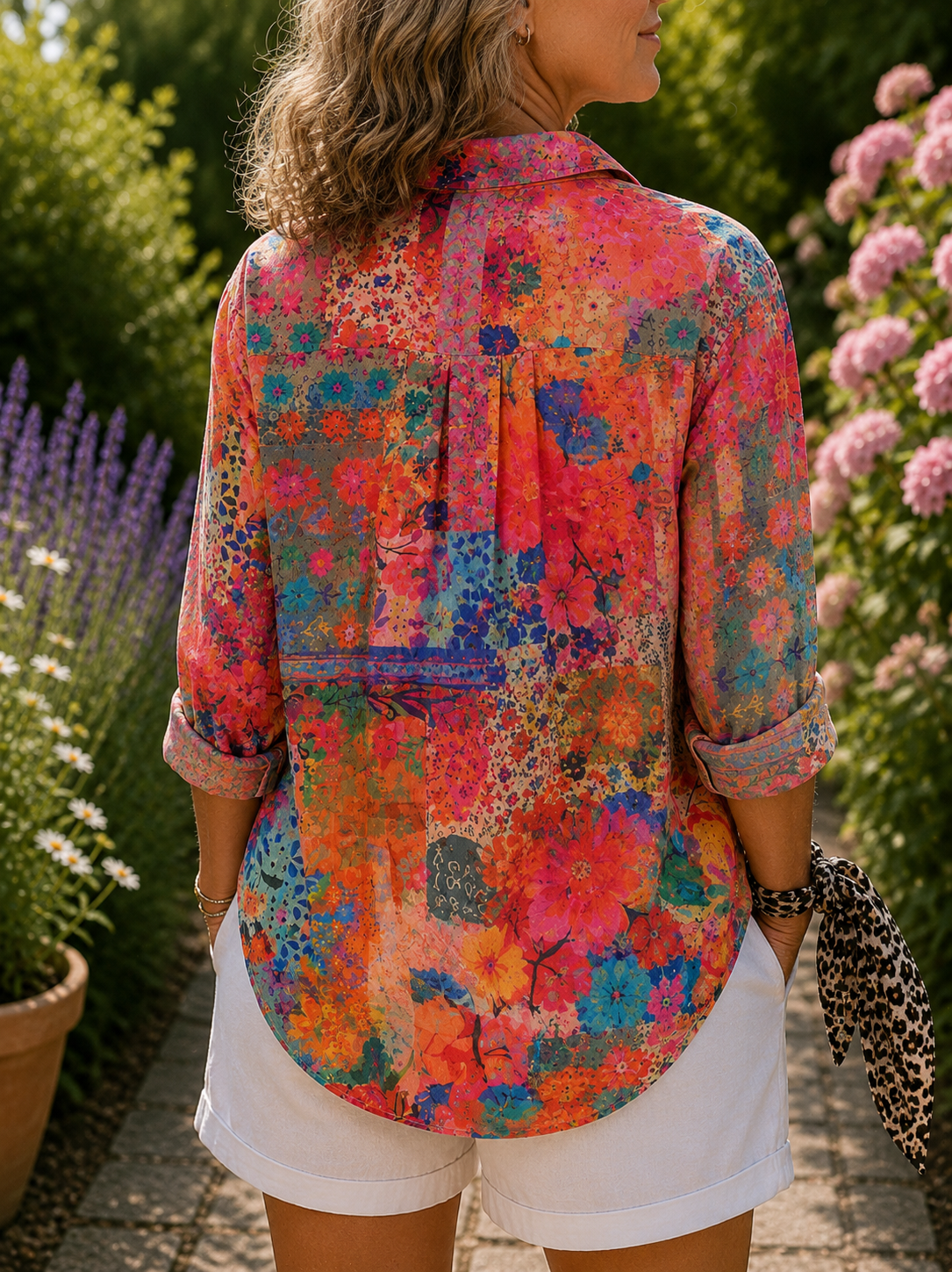 Anica | Blusa Artística Vibrante com Fecho de Botões