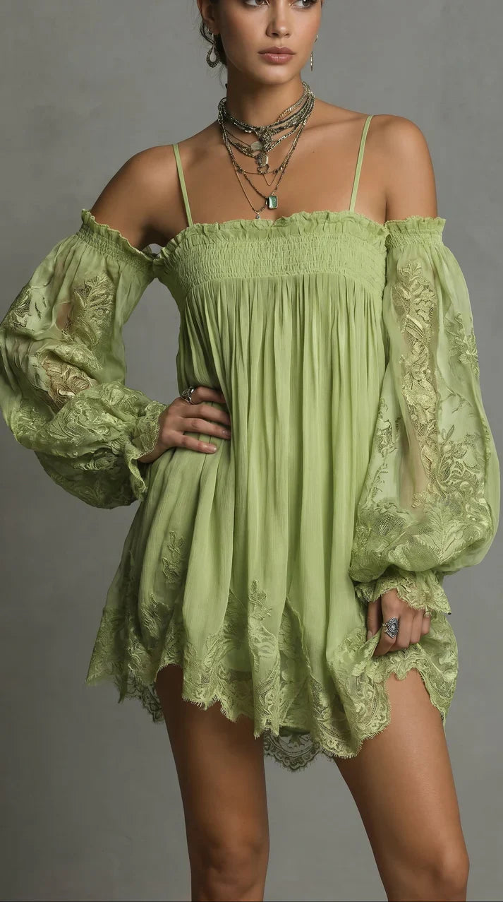 Vestido curto de chiffon com decote que deixa os ombros à mostra, detalhes em renda e mangas transparentes