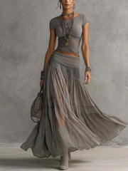 Marianne - Top cinzento transparente com detalhes em renda e saia maxi plissada (conjunto)