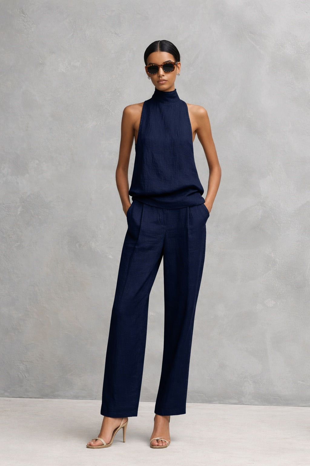 Conjunto elegante sem mangas para senhora, com decote redondo e calças