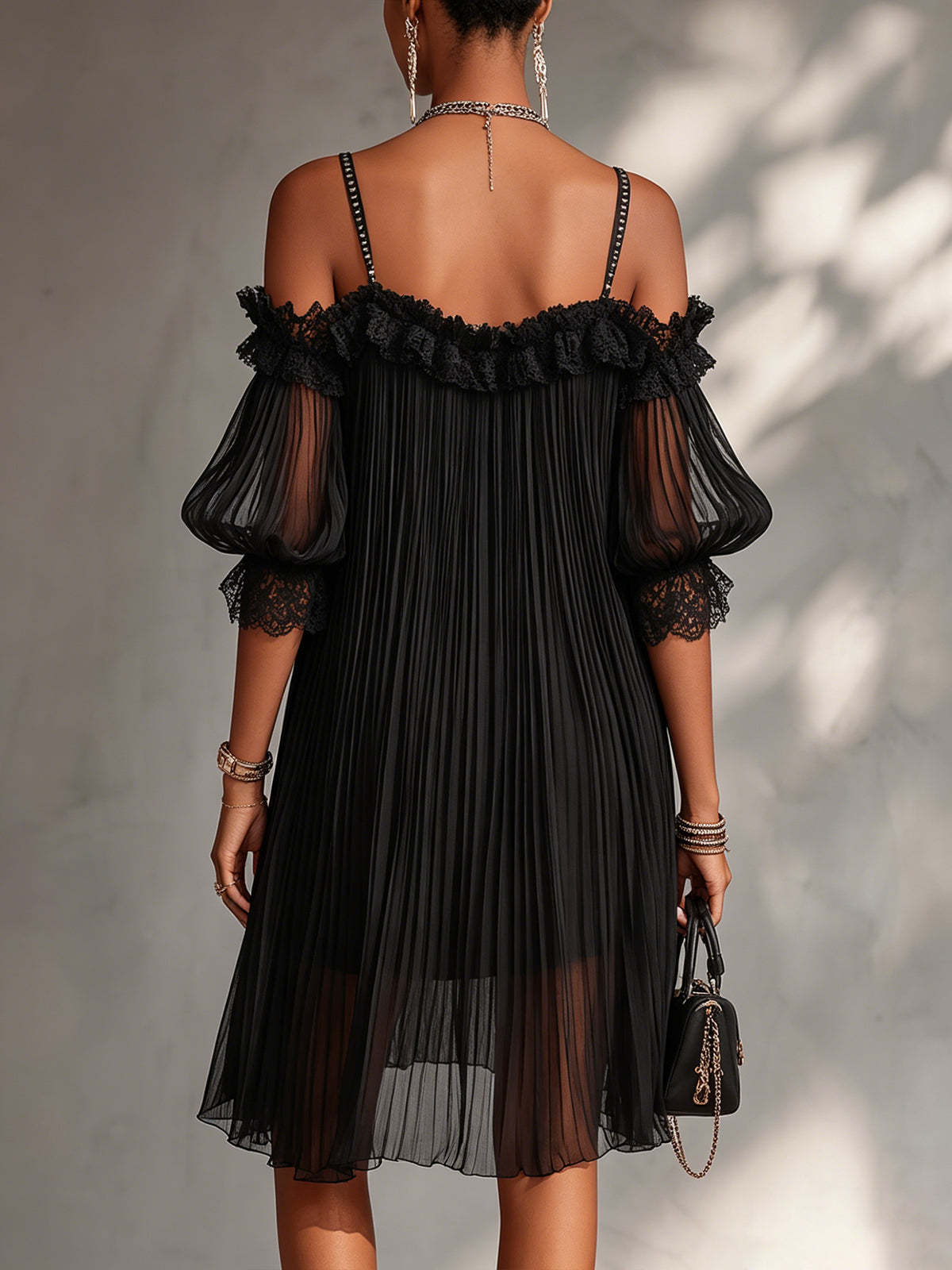 Vittoria | Mini-vestido de chiffon preto com decote sem ombros e detalhes em renda