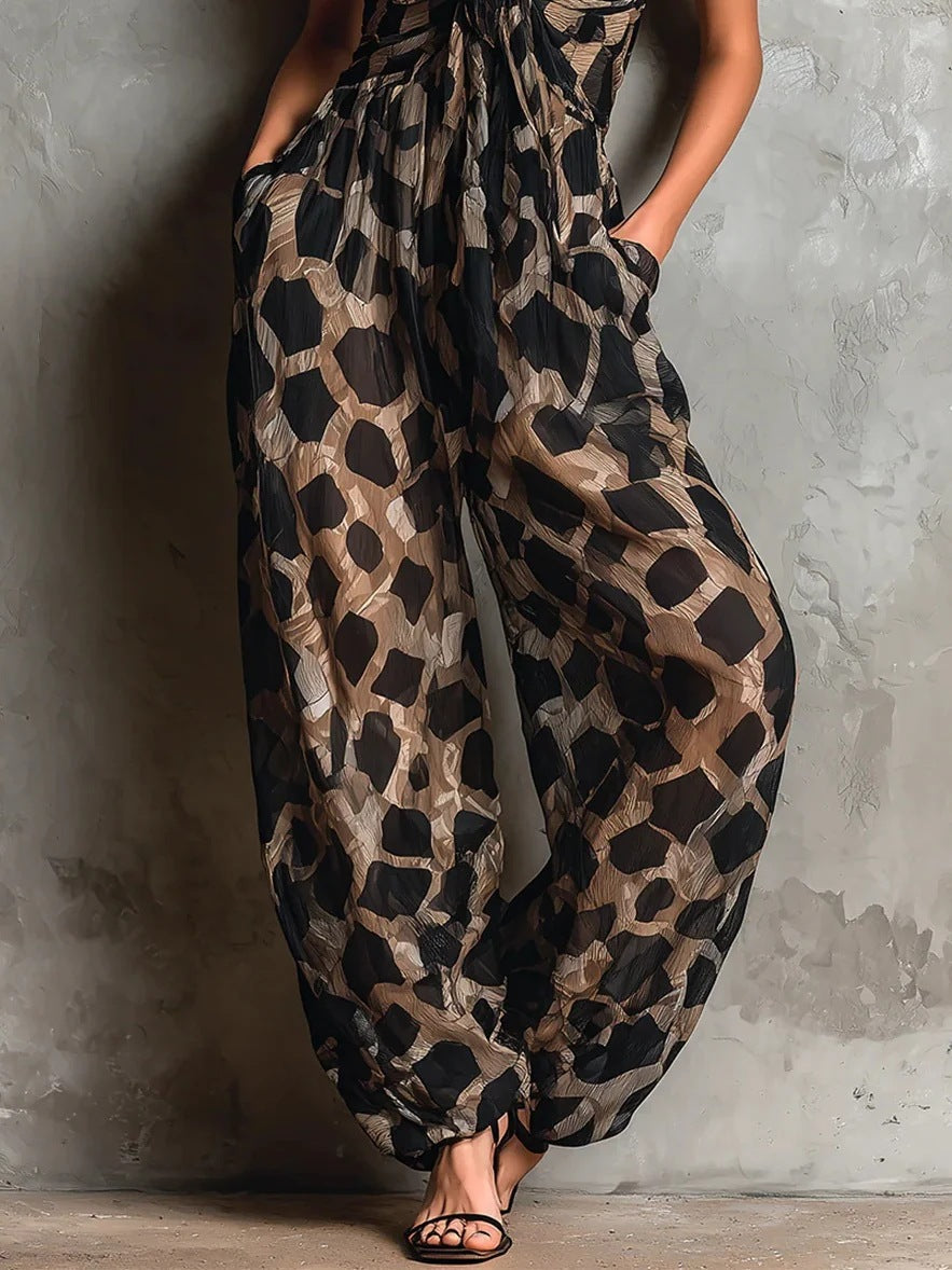 Roberta | Macacão amplo de chiffon preto com estampa animal