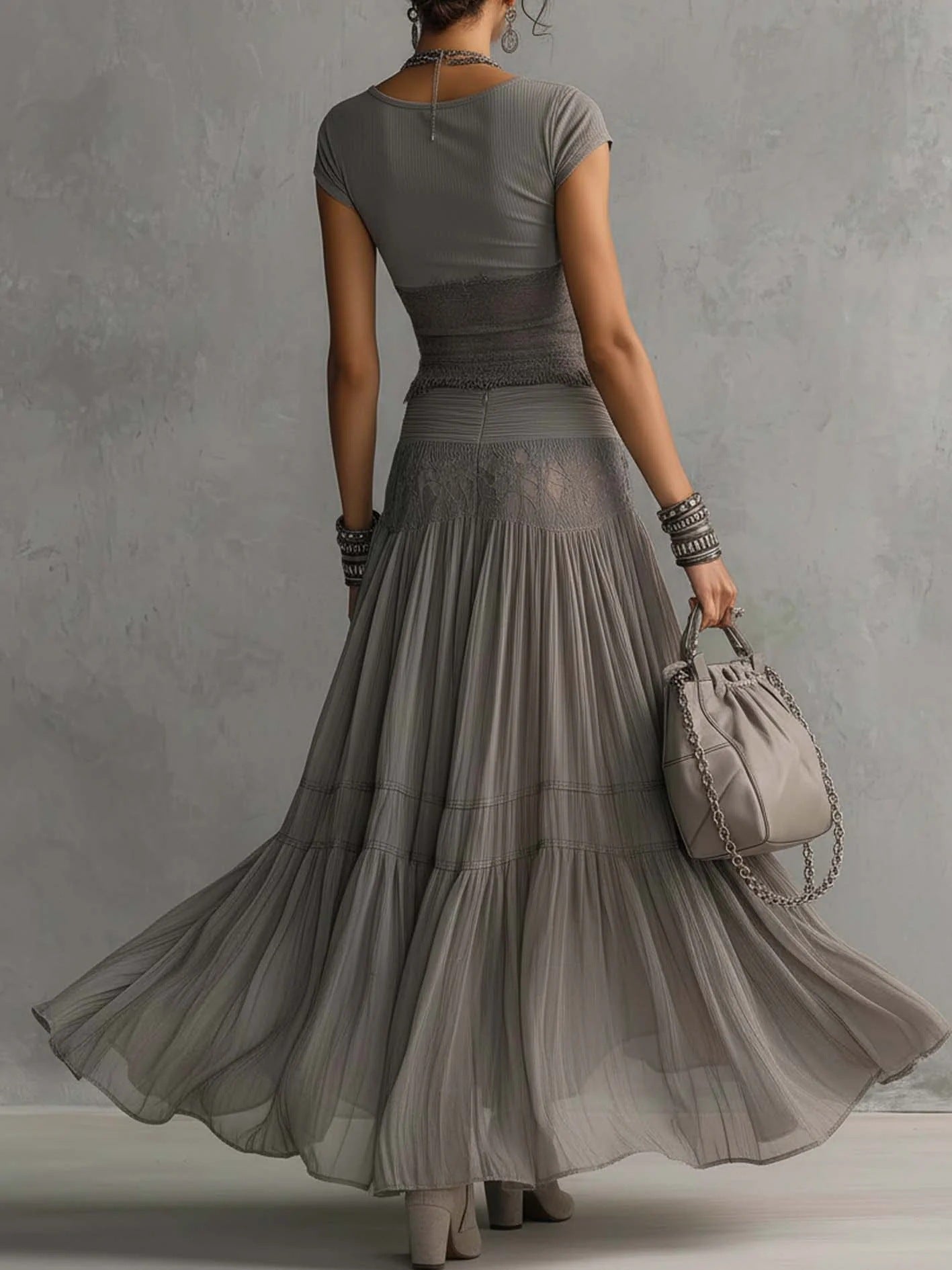 Marianne - Top cinzento transparente com detalhes em renda e saia maxi plissada (conjunto)