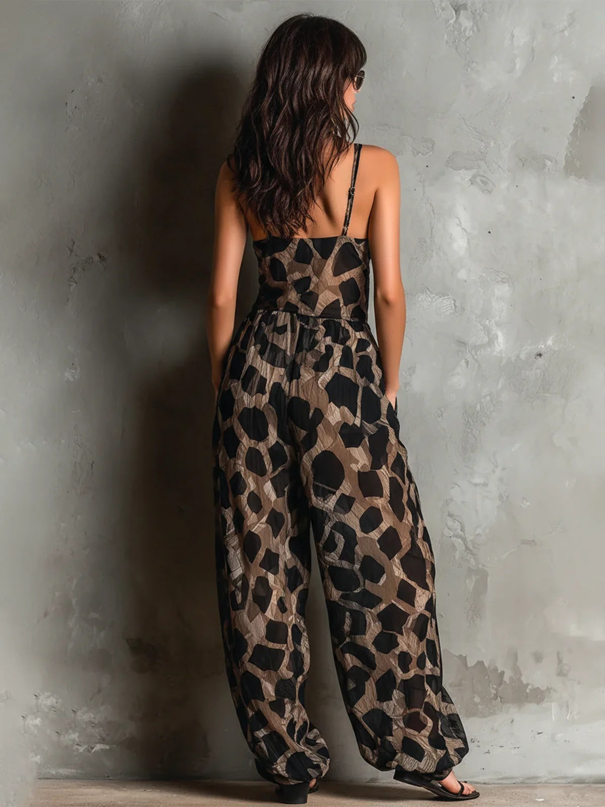 Roberta | Macacão amplo de chiffon preto com estampa animal