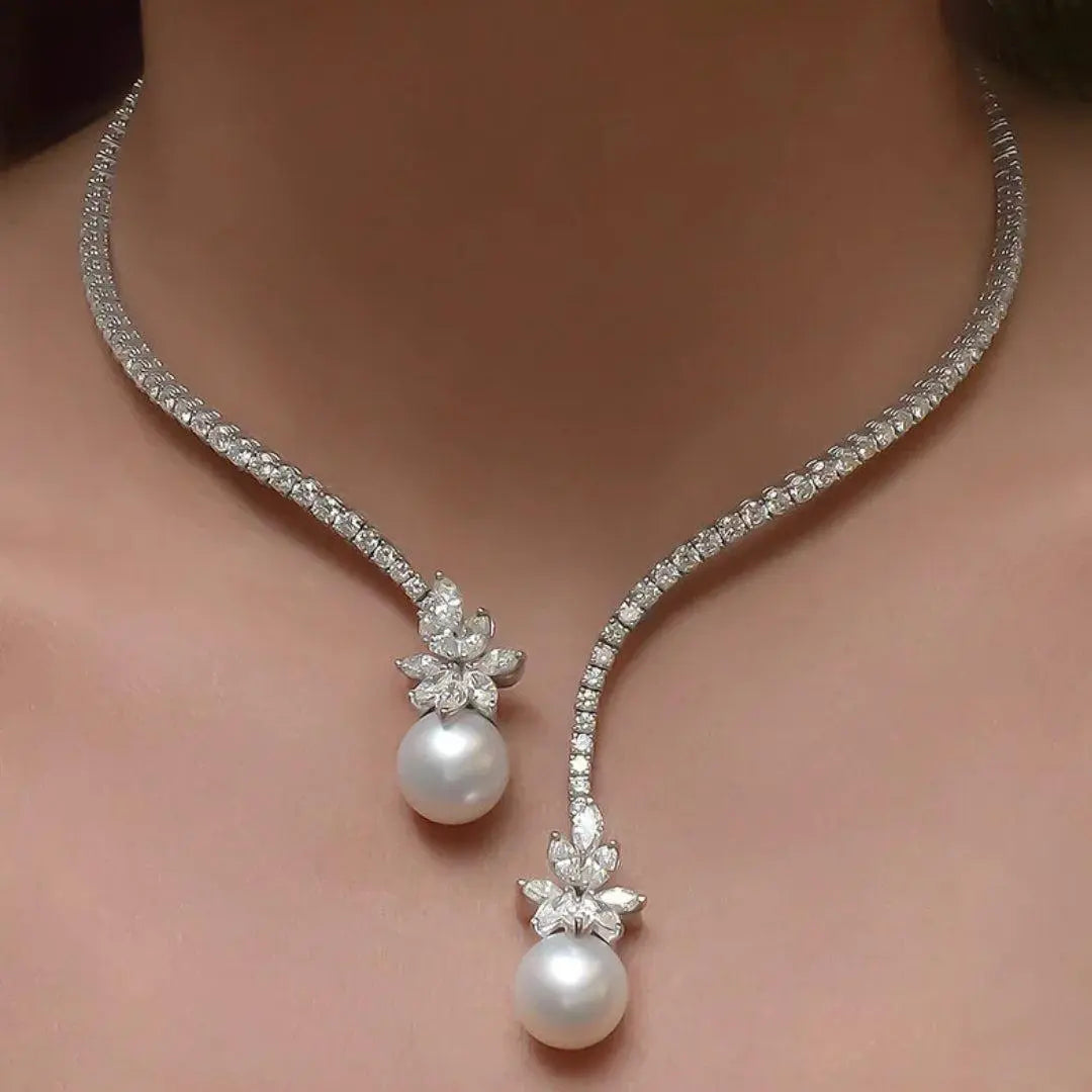 Colar elegante e brilhante com pérolas em prata de lei