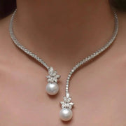 Colar elegante e brilhante com pérolas em prata de lei