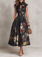 Schwarzes, plissiertes Midi-Seidenkleid mit Blumenmuster und hohem Kragen