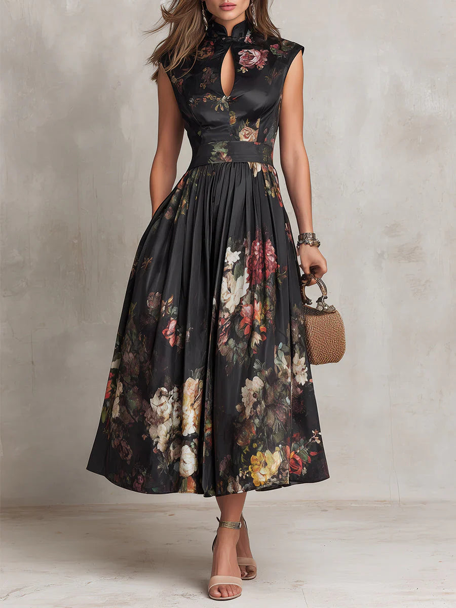 Schwarzes, plissiertes Midi-Seidenkleid mit Blumenmuster und hohem Kragen