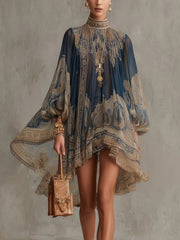 Mini-vestido de chiffon azul-marinho, com gola alta, corte irregular e estampado em estilo barroco
