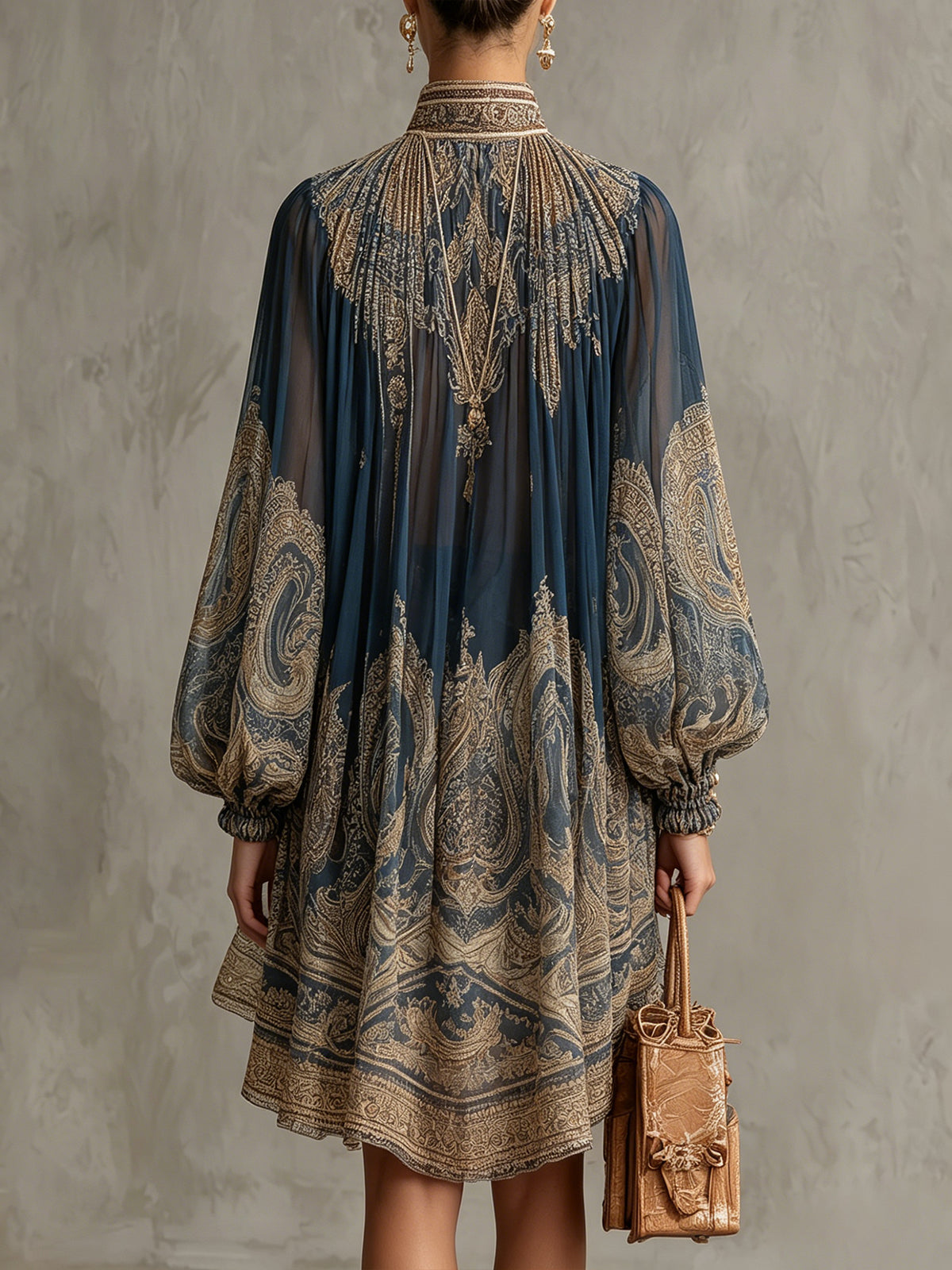 Mini-vestido de chiffon azul-marinho, com gola alta, corte irregular e estampado em estilo barroco