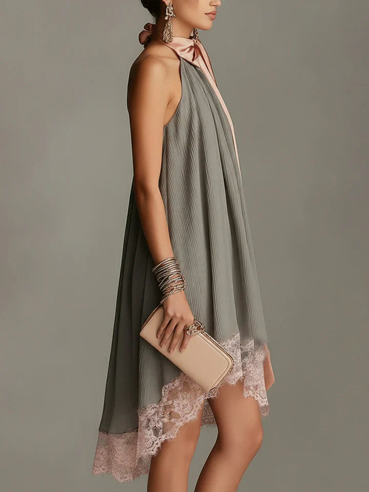 Beatrice | Mini-vestido de cetim cinzento com laço rosa e renda