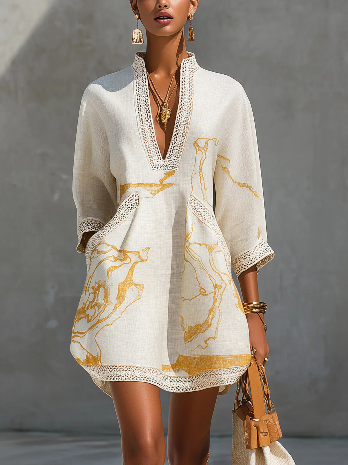 Mini-vestido com decote em V e renda de croché