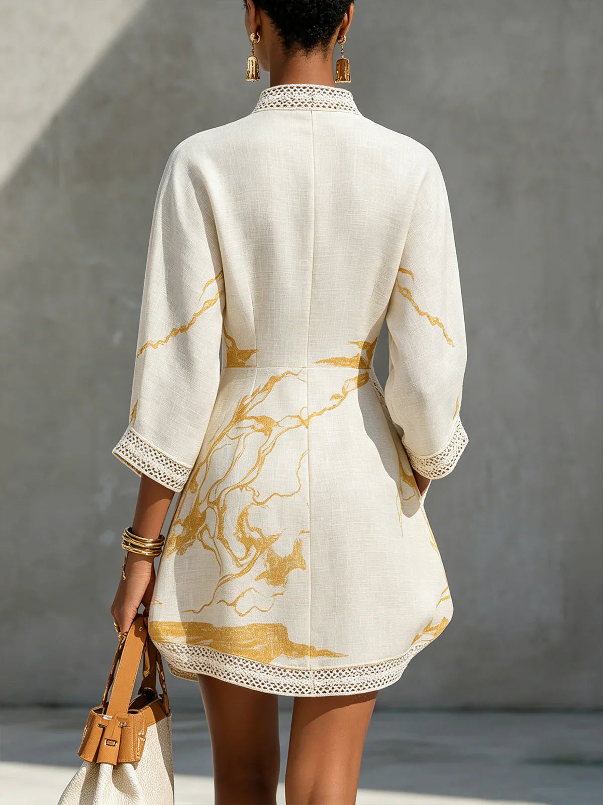 Mini-vestido com decote em V e renda de croché
