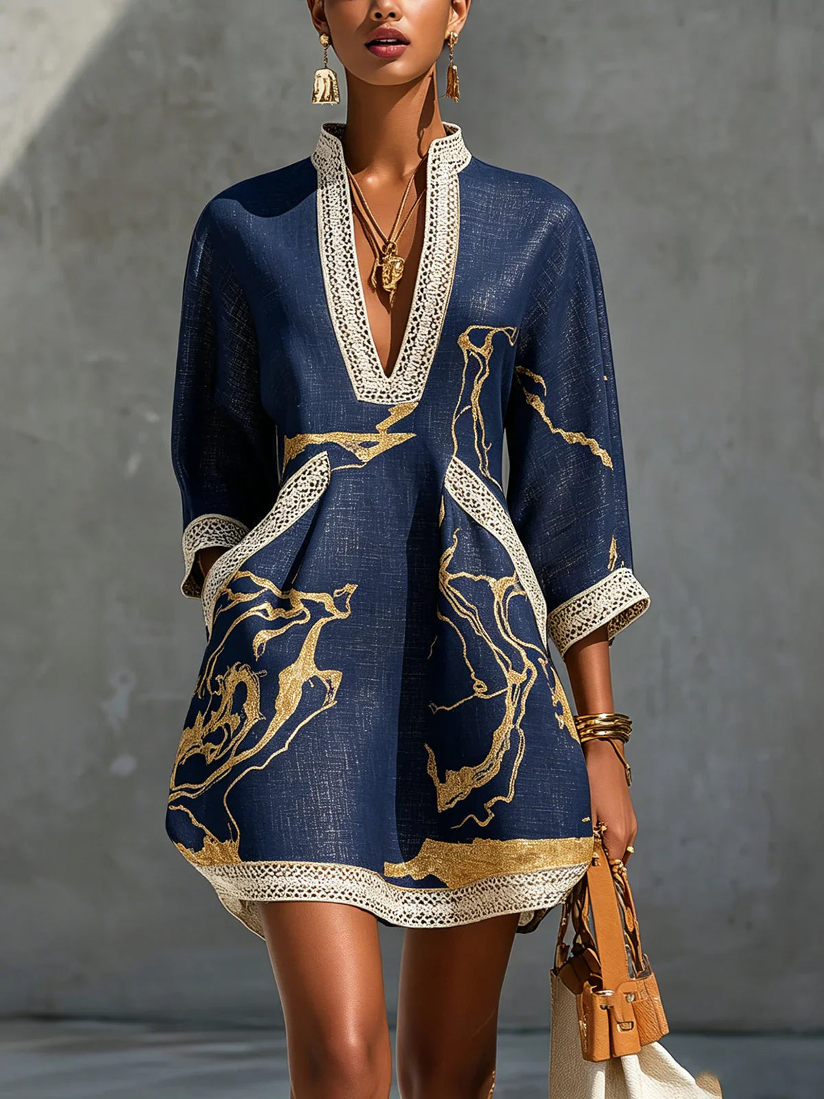 Mini-vestido com decote em V e renda de croché