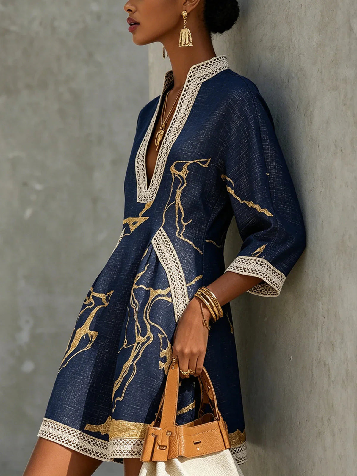 Mini-vestido com decote em V e renda de croché