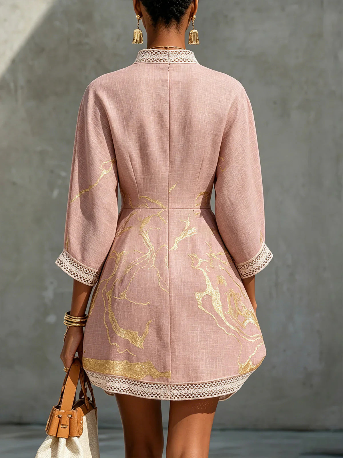 Mini-vestido com decote em V e renda de croché