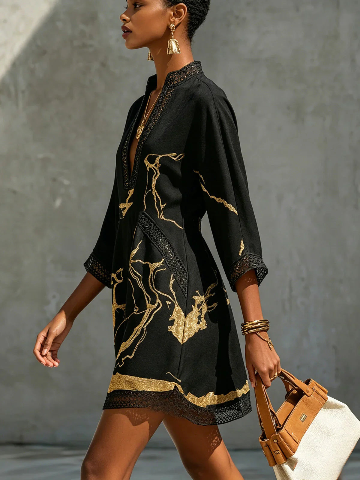 Mini-vestido com decote em V e renda de croché