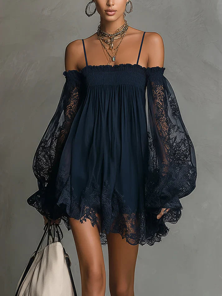 Vestido curto de chiffon com decote que deixa os ombros à mostra, detalhes em renda e mangas transparentes