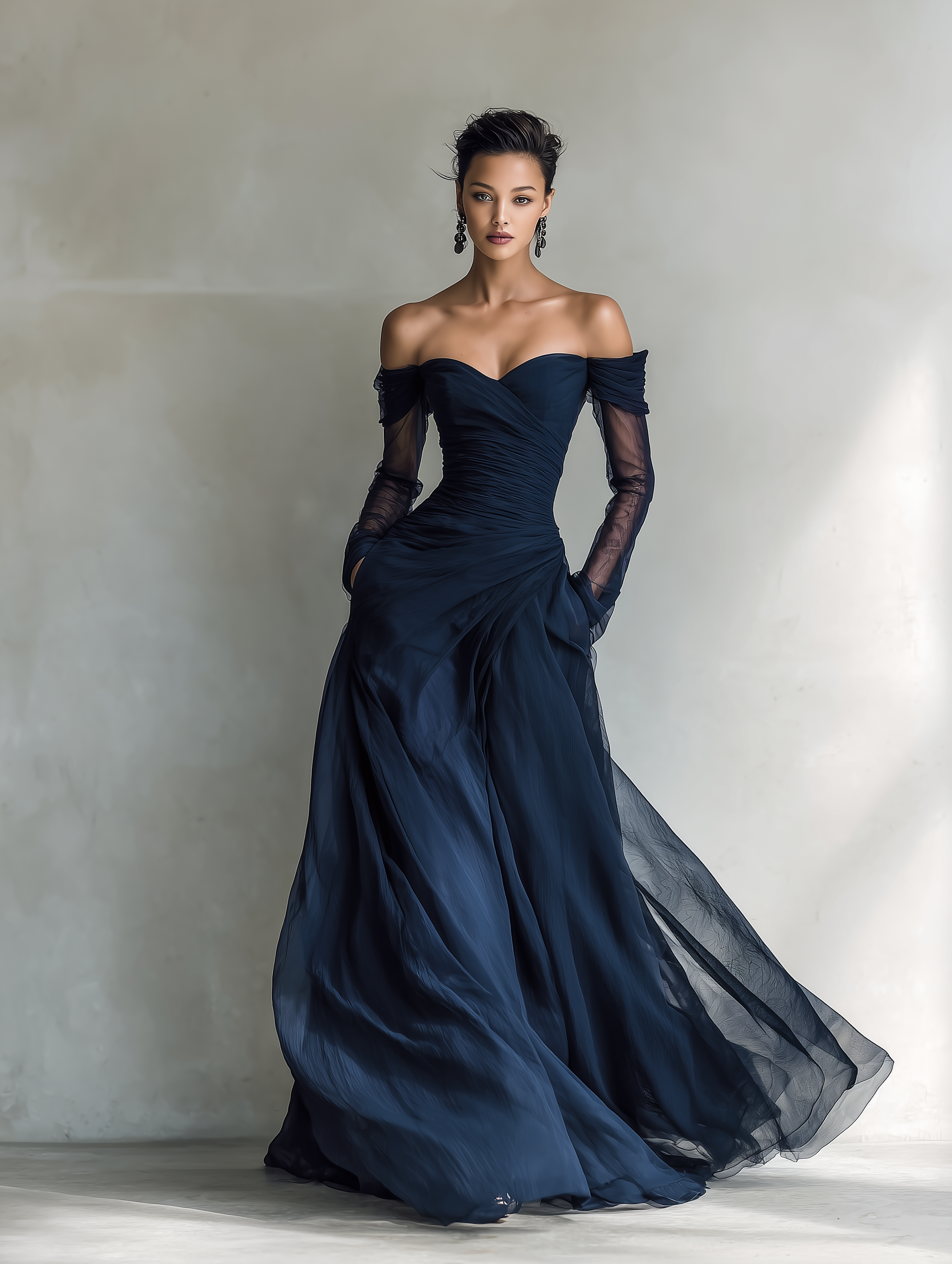 Elegantes, dunkelblaues Chiffon-Organza-Maxikleid für Damen, schulterfrei und figurbetont.