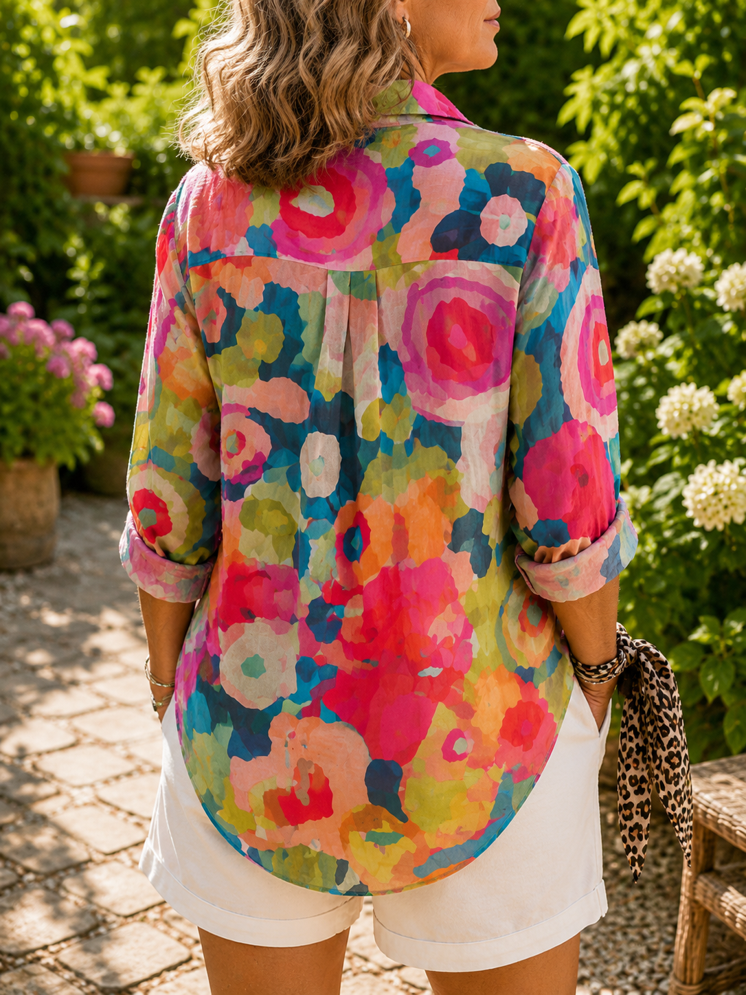 Deliane | Blusa Artística Vibrante com Fecho de Botões
