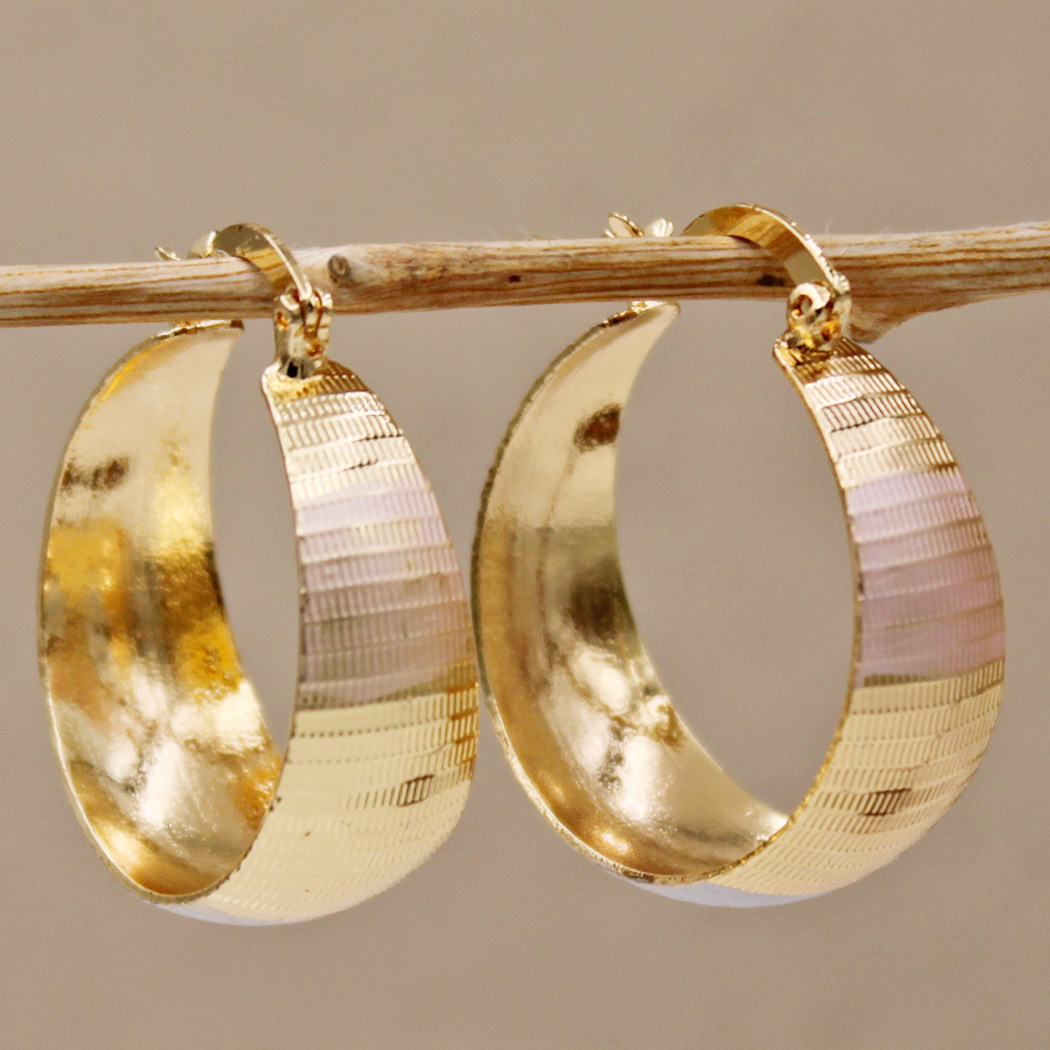 Brincos de luxo refinados em dourado