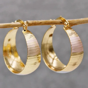 Brincos de luxo refinados em dourado