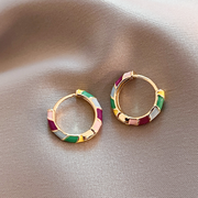 Brincos elegantes em esmalte dourado