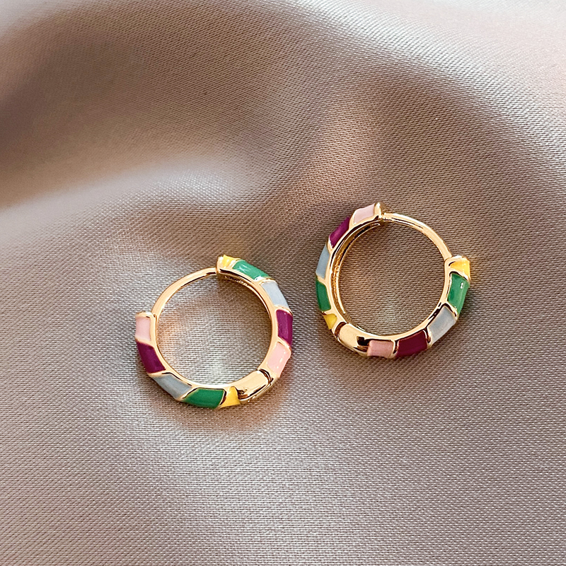 Brincos elegantes em esmalte dourado