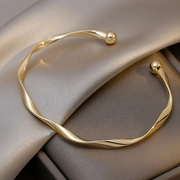 Pulseira elegante em dourado