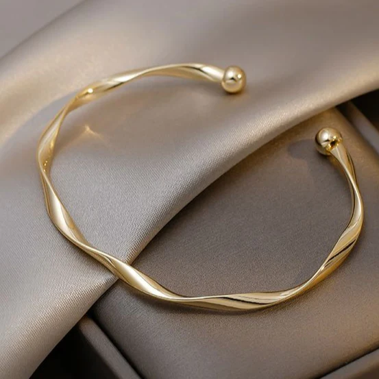 Pulseira elegante em dourado