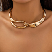 Colar dourado com textura marcante