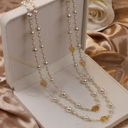 Colar elegante em ouro com pérolas
