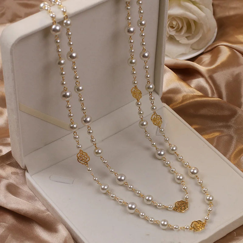 Colar elegante em ouro com pérolas