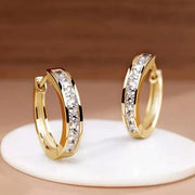 Argolas elegantes em ouro e cristal