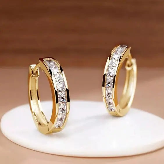 Argolas elegantes em ouro e cristal